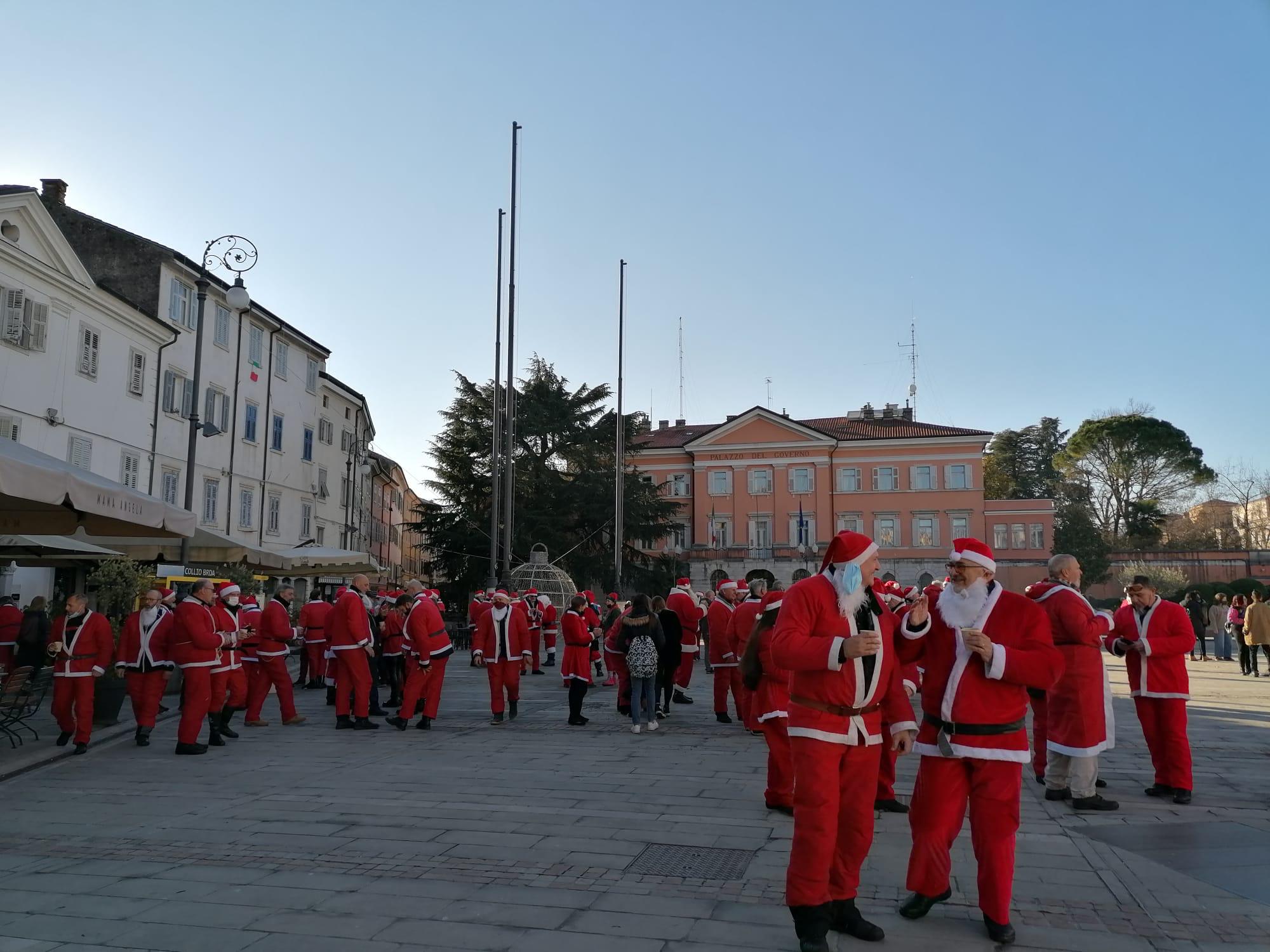 Arriva la sfilata dei Babbi Natale a Gorizia, 70 biker portano doni e solidarietà